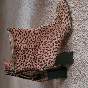 Newport news suede leopard animal print booties vintage